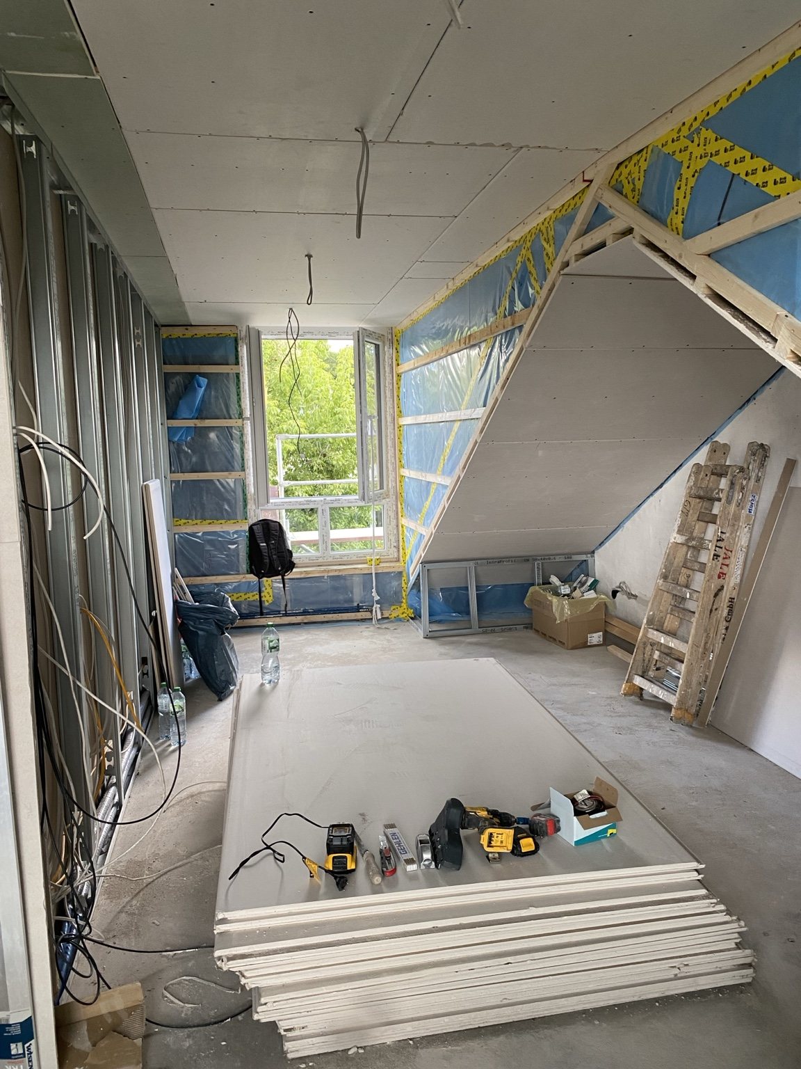 Gipskartonmontage im Dachgeschoss