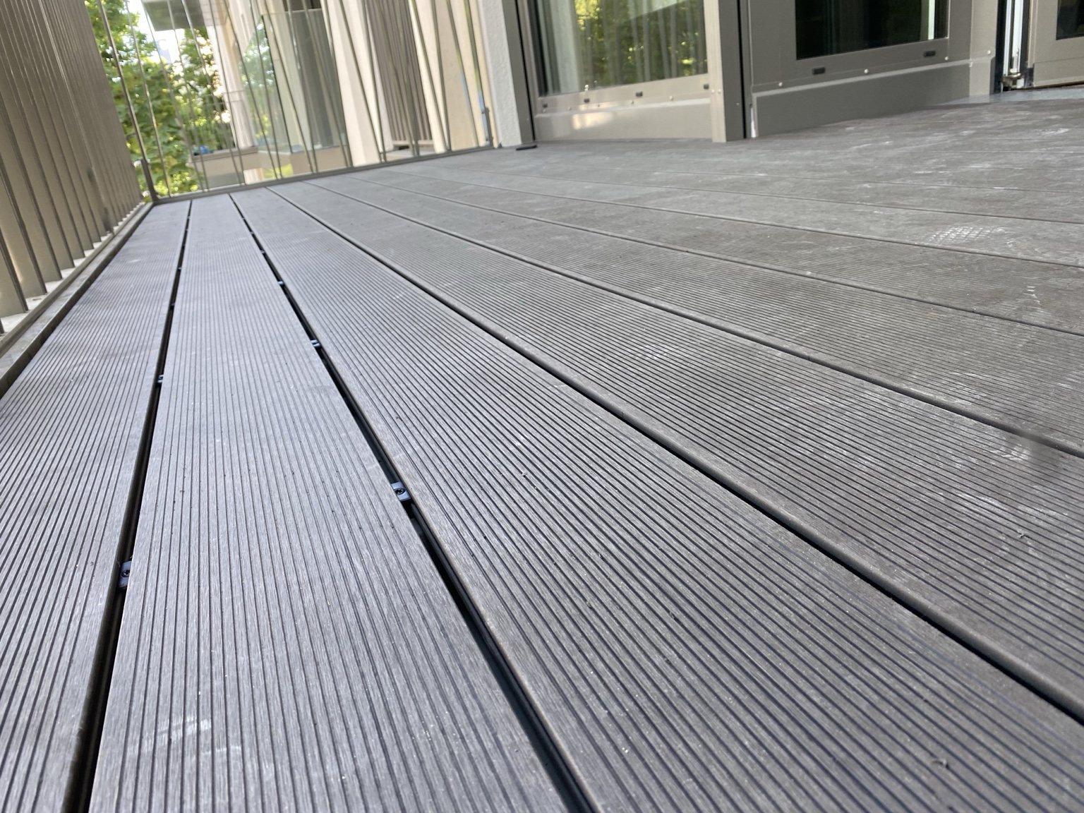 Verlegte WPC-Terrassendielen auf einer Loggia